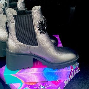 Size 9m ladies Kurt lagerfeld beautiful silver with black jewels